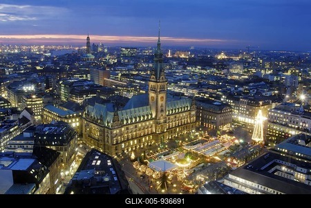 City hall and Christmas fair in Hamburg, Germany-stock-foto
