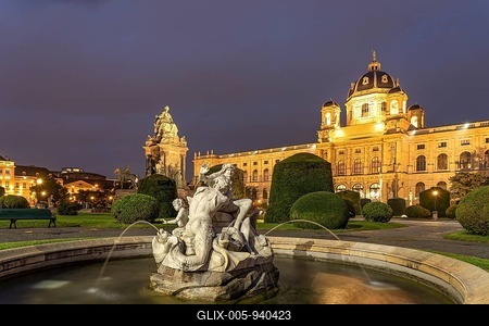 Fountain on Maria-Theresien-Platz and the Natural History Museum in Vienna at dusk, Austria-stock-foto