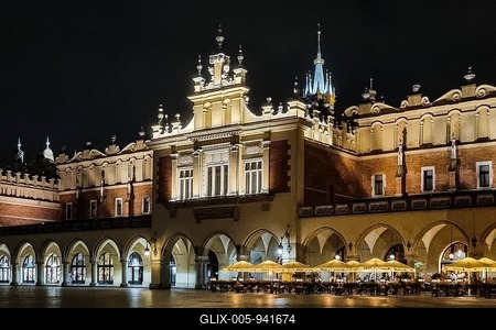Night view of Rynek with Cloth Hall, from 13th century, Main Market Square, city landmark, Krakow, Poland-stock-foto
