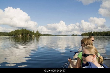 Family paddling in Sweden, Scandinavia, Europe-stock-foto