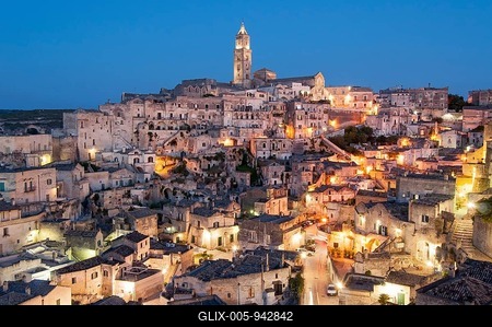 Townscape at dusk, Sasso Barisano, Sassi di Matera, Basilicata, Italy-stock-foto