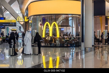 Abu Dhabi Airport, Zayed International Airport with passengers. McDonalds restaurant. The new Terminal A has a capacity of 45 million passengers per year. Modern architecture. Abu Dhabi, United Arab Emirates, UAE-stock-foto