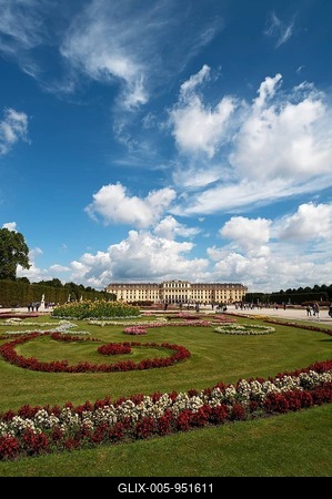 Flower bed in park, Schönbrunn Palace, Vienna, Austria-stock-foto