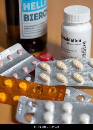 Symbolic image of alcohol and medication, you should not take medicine, pills, tablets with alcohol, the effect is intensified or the medicine does not work properly-stock-foto