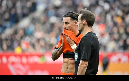 Robin Koch Eintracht Frankfurt SGE (04) with six-pack in discussion with referee Sascha Stegemann PreZero Arena, Sinsheim, Baden-Württemberg, Germany-stock-foto
