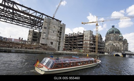 View of the Spree River, the partially torn down Palast der Republik, Palace of the Republic and the Berliner Dom, Berlin Cathedral in Berlin-Mitte, central Berlin, Germany-stock-foto
