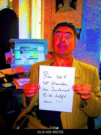 Nerd, addict, Internet. Man desperately holding up notes, Berlin, Germany-stock-foto