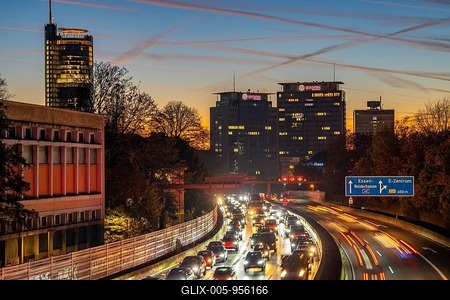 Evening traffic, partly with traffic jams, slow-moving traffic on the A40 motorway, skyline of Essen, left RWE tower, centre Evonik Group headquarters, Essen, North Rhine-Westphalia, Germany-stock-foto