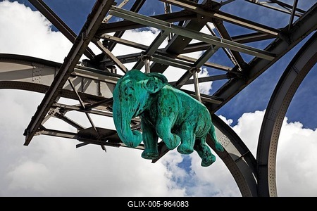 Elephant sculpture on an arch of the Wuppertal suspension railway, artist Jörg Mazur, LVR Industrial Museum, Oberhausen, Germany-stock-foto