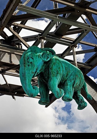 Elephant sculpture on an arch of the Wuppertal suspension railway, artist Jörg Mazur, LVR Industrial Museum, Oberhausen, Germany-stock-foto