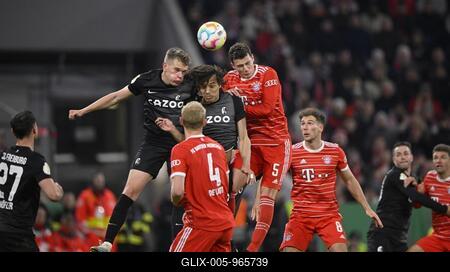 Headers duel duel action penalty area scene, goal area scene Matthias Ginter (28) SC Freiburg SCF Kiliann Sildillia (25) SC Freiburg SCF Benjamin Pavard FC Bayern Munich FCB (05) Matthijs de Ligt FC Bayern Munich FCB (04), DFB-Pokal, Allianz Arena, Munich, Bavaria, Germany-stock-foto