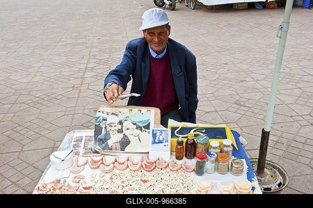 An elderly man, tooth doctor, offering teeth and dentures for sale at his booth, Djemaa el Fna, Square of the Hanged, Marrakech, Morocco, Africa-stock-foto