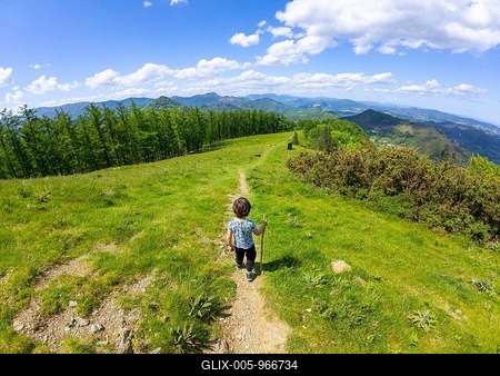 Child walking on a mountain path enjoying the landscape of mount aldura in errenteria, gipuzkoa-stock-foto
