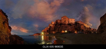 Panorama on the beach Lido Le Roccette Club Tropea with the old town of Tropea perched on sandstone cliffs and the sky lit up with clouds at sunset, Tropea, Vibo Valentia, Calabria, Southern Italy, Italy-stock-foto