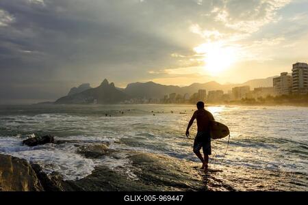 Surfer at sunset in Arpoador beach at Ipanema in Rio de Janeiro, Praia do Arpoador, Rio de Janeiro, Rio de Janeiro, Brasil-stock-foto