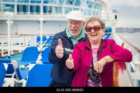 Happy senior couple with A thumbs up on the deck of A luxury passenger cruise ship-stock-foto