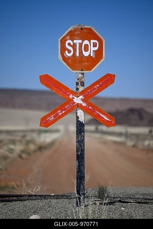 Stop sign at an ungated level crossing on the Lüderitz-Keetmanshoop railway line, near Goageb, Karas region, Namibia-stock-foto
