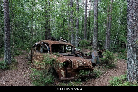 Junkyard in the forest, junk car, 40s, at Ryd, Småland, Sweden-stock-foto