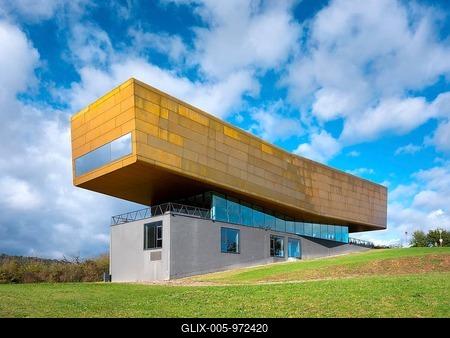 Nebra Ark on a green meadow with a cloudy sky, Museum of the Sky Disc, Visitor Centre, Nebra, Burgenlandkreis, Saxony-Anhalt, Germany-stock-foto