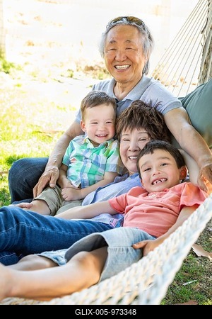 Chinese grandparents in hammock with mixed-race children-stock-foto