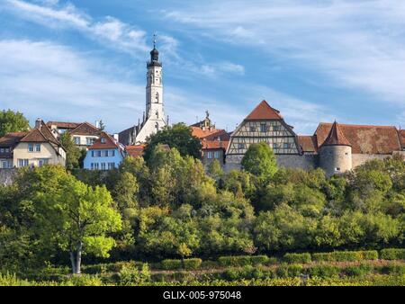View of the historic old town with town wall, town hall tower and vineyard, Rothenburg ob der Tauber, Middle Franconia, Bavaria, Germany-stock-foto