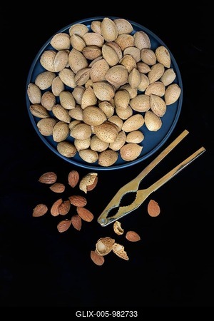 Almond, almonds and almond kernels with almond tree (Prunus dulcis)-stock-foto