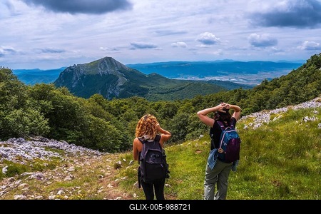 Mount Aizkorri 1523 meters, the highest in Guipuzcoa. Basque Country. Two friends on the trail to the top of Mt. Ascent through San Adrian and return through the Oltza fields-stock-foto