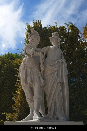 Baroque sculptures: Mars and Minerva, Schönbrunn Palace Park, Schönbrunn, Vienna, Austria-stock-foto
