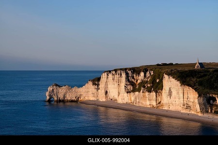 Rock arch Falaise or Porte d'Amont, beach, church Chapelle Notre Dame de la Garde, Étretat, sea, steep coast, cliffs, chalk cliffs, alabaster coast, La Côte d'Albâtre, evening mood, Normandy, Seine-Maritime, France-stock-foto