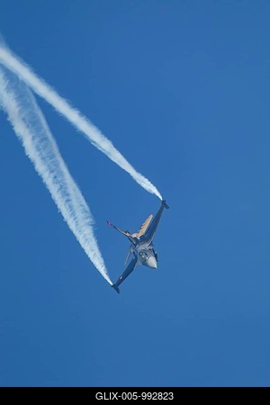 General Dynamics F-16 Fighting Falcon aircraft in Turkish air force colours flying, England, United Kingdom-stock-foto