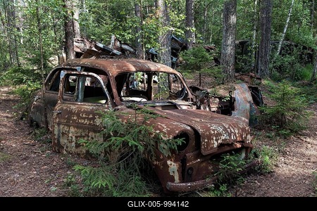 Auto graveyard in the forest, junk cars, Kyrkö Mosse, near Ryd, Småland, Sweden-stock-foto