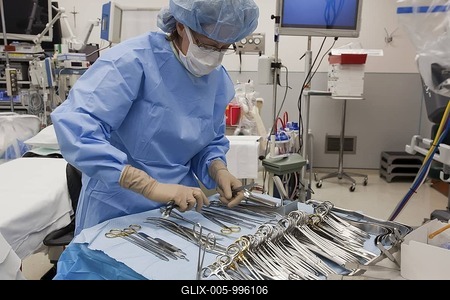 A nurse prepares surgical tools for an operation at St. John Hospital, Detroit, Michigan, USA, America-stock-foto