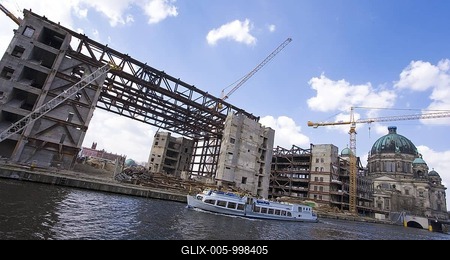 View of the Spree River, the partially torn down Palast der Republik, Palace of the Republic and the Berliner Dom, Berlin Cathedral in Berlin-Mitte, central Berlin, Germany-stock-foto