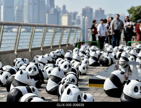 HONG KONG, CHINA - DECEMBER 07: Thousands of giant panda sculptures are displayed at the Avenue of Stars in Tsim Sha Tsu-stock-foto