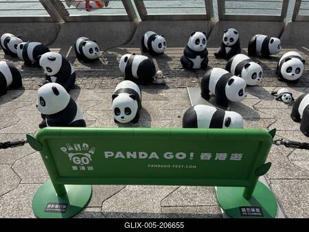 HONG KONG, CHINA - DECEMBER 07: Thousands of giant panda sculptures are displayed at the Avenue of Stars in Tsim Sha Tsu-stock-foto