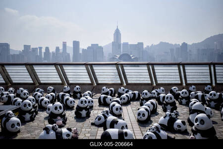HONG KONG, CHINA - DECEMBER 07: Thousands of giant panda sculptures are displayed at the Avenue of Stars in Tsim Sha Tsu-stock-foto