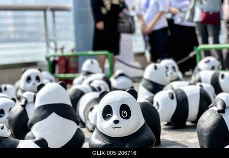 HONG KONG, CHINA - DECEMBER 07: Thousands of giant panda sculptures are displayed at the Avenue of Stars in Tsim Sha Tsu-stock-foto