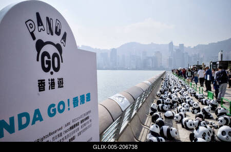 HONG KONG, CHINA - DECEMBER 07: Thousands of giant panda sculptures are displayed at the Avenue of Stars in Tsim Sha Tsu-stock-foto