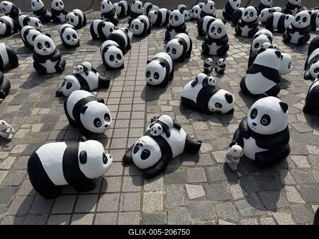 HONG KONG, CHINA - DECEMBER 07: Thousands of giant panda sculptures are displayed at the Avenue of Stars in Tsim Sha Tsu-stock-foto