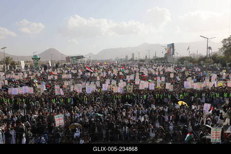 Houthi supporters protest against the US and Israel in Sana'a --stock-foto