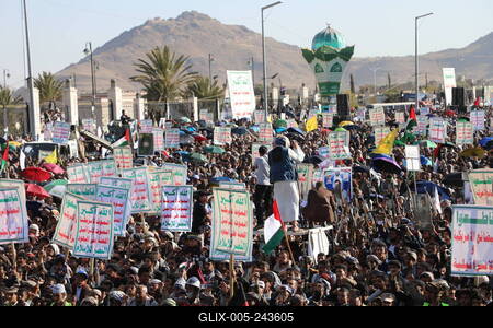 Houthi supporters protest against the US and Israel in Sana'a --stock-foto