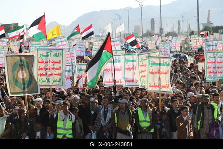 Houthi supporters protest against the US and Israel in Sana'a --stock-foto