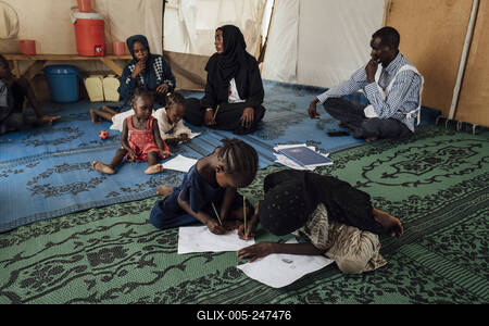  Sudanese refugees in Chad - 19/06/2024 - chad / ? Adre ? - Sudanese children draw at the ICRC mental health center. Dr-stock-foto