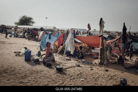  Sudanese refugees in Chad - 23/06/2024 - chad / ? Adre ? - A Sudanese refugee family in the new arrivals area of the t-stock-foto
