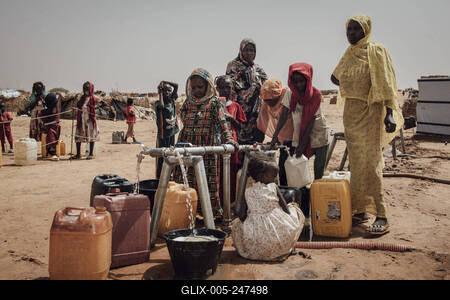  Sudanese refugees in Chad - 19/06/2024 - chad / ? Adre ? - A Sudanese refugee family fetches water from a borehole. Th-stock-foto
