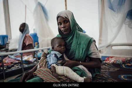  Sudanese refugees in Chad - 20/06/2024 - chad / ? Adre ? - a Sudanese mother and her baby with a leg injury in the mal-stock-foto