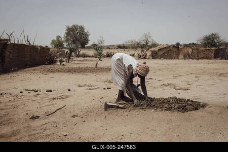  Sudanese refugees in Chad - 21/06/2024 - chad / ? Adre ? - A woman digs for clay. Informal Sudanese refugee camp in th-stock-foto