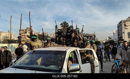 Palestinians gather near the site of the handover of the Israeli hostages to the International Committee of the Red Cross (ICRC) during the hostage-prisoner exchange operation in Saraya Square in western Gaza-stock-foto