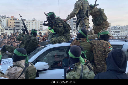Palestinians gather near the site of the handover of the Israeli hostages to the International Committee of the Red Cross (ICRC)-stock-foto