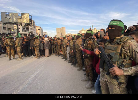 Palestinians gather near the site of the handover of the Israeli hostages to the International Committee of the Red Cross (ICRC)-stock-foto
